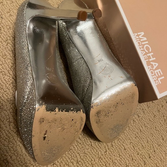 Mk heels - Picture 3 of 3